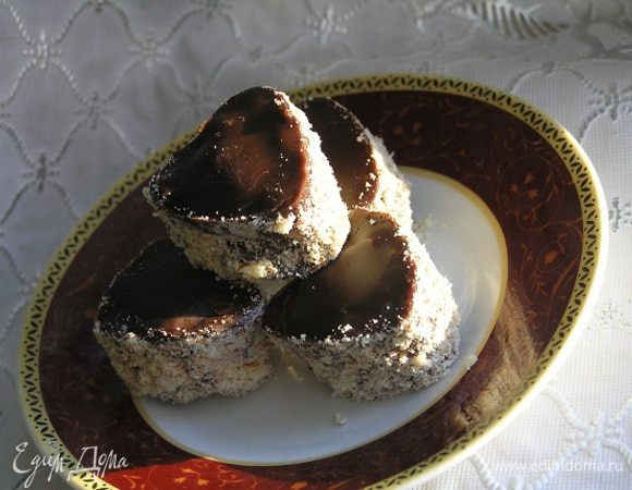 Готовые конфеты можно обвалять в измельченных орехах, какао