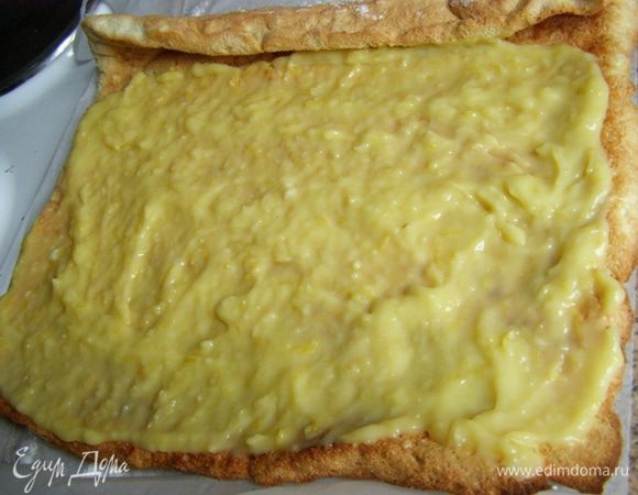 Бисквит должен полностью остыть. Теперь развернем рулет и смажем его лимонной помадкой