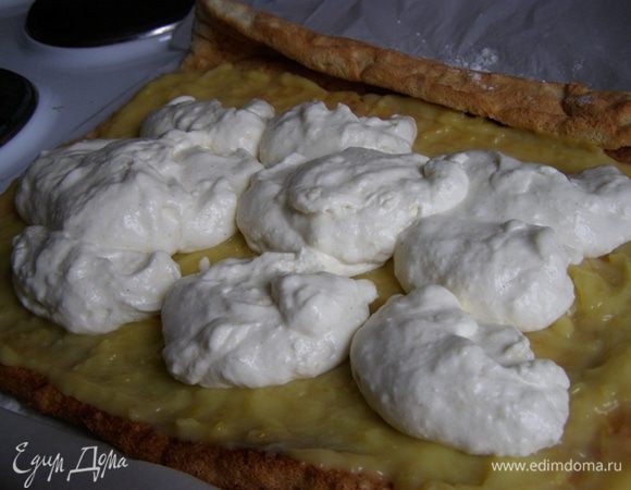 Намажем рулетный лист на 2/3 творожно-сливочным кремом. В таком виде ненадолго поставим в холодильник (минут на 20). Это позволит крему слегка схватиться и рулет возьмет в себя больше крема