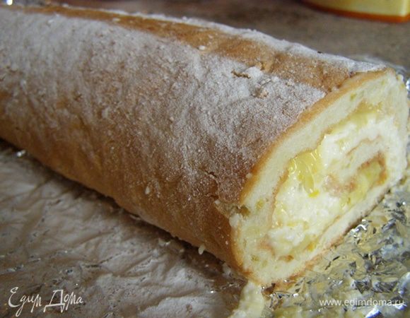 Через 20 минут бисквитному слою придадим форму рулета. Завернем в пергаментную бумагу или фольгу, уберем в холодильник или морозильное отделение. Рулет готов к употреблению через полчаса-час, если он лежал в морозильном отделении. Моя семья дольше не смогла терпеть)))