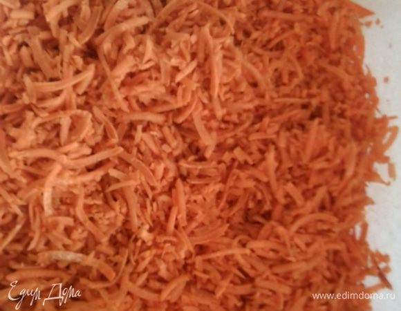 Морковь натереть на крупной терке, поперчить и хорошо перемешать. Начинка готова.