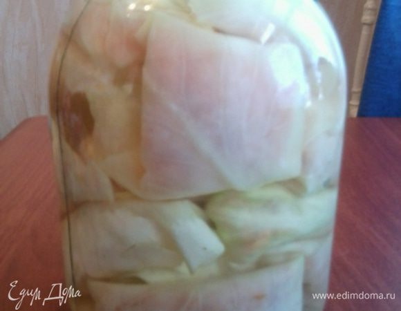 Начинку уложить на капустные листья и, завернуть их как голубцы. Плотно уложить в банку, залить холодным рассолом.