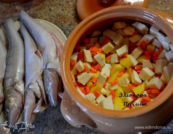 В горшок для ухи крошим ингредиенты кубиком и ставим в духовку,доводим до полуготовности,добавляем специи,рыбу и ставим в духовку,доводим до готовности нашу уху (на приготовление ушло 45мин.)
