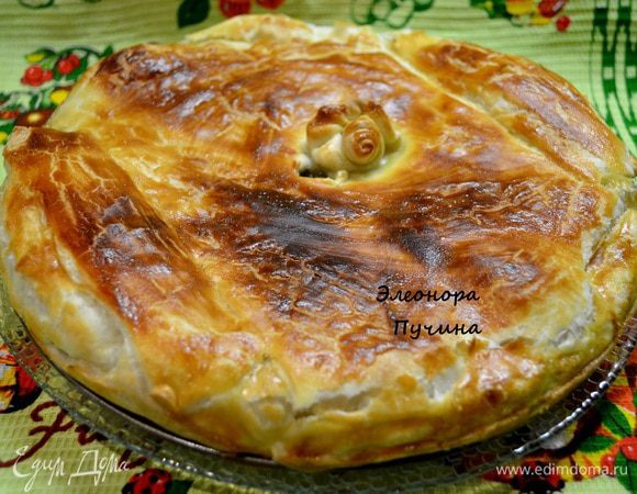 Способ приготовления пирога:
Обжариваем грибы(у меня белые и подберёзовики),лук,добавляем зелень,даём остыть...раскатываем готовое бездрожжевое тесто,выкладываем остывшую начинку из грибов,посыпаем сыром,накрываем тестом сверху,смазываем яйцом и отправляем в духовку при 200гр.на 20мин.подрумянится)