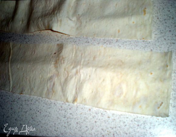 Лаваш разрезать на продолговатые полоски.