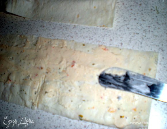 Смазать каждую полоску творожным сыром.Мякоть авокадо размять вилкой.Посолить,поперчить и сбрызнуть лимонным соком.