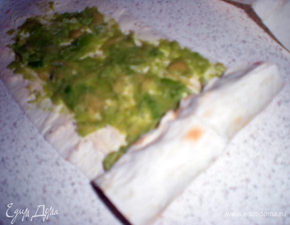 Свернуть в тугие рулетики.Завернуть в пленку и убрать в холодильник примерно на час.Перед подачей нарезать на роллы высотой 5см.