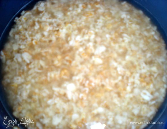 Хлопья залить с вечера холодной водой и оставить на ночь.Одновременно пустые формочки,в которых предположительно будет готовый кисель убрать в холодильник.