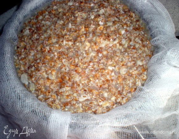 Получившийся овсяный настой процедить в кастрюлю через сито, хорошо отжать.