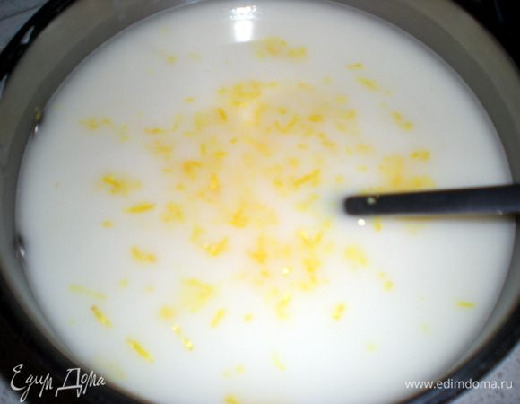 Добавить цедру, сахар и варить на небольшом огне, постоянно помешивая, до загустения.