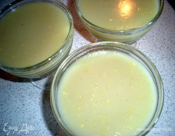 Готовый горячий кисель вылить в охлажденные формочки и поставить на холод на 4-6 часов.