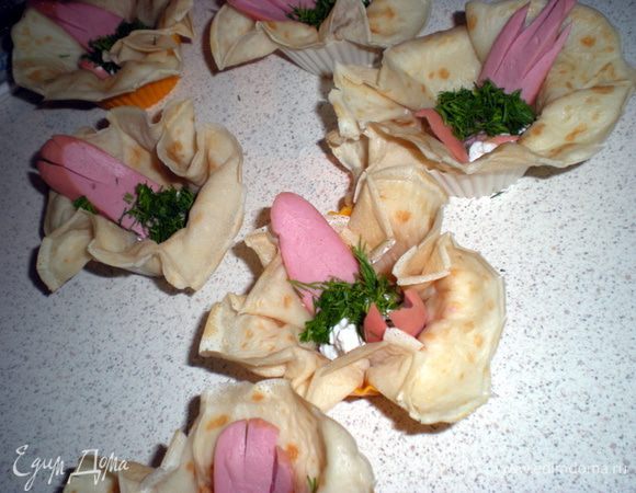 Загрузить сосиски и зелень