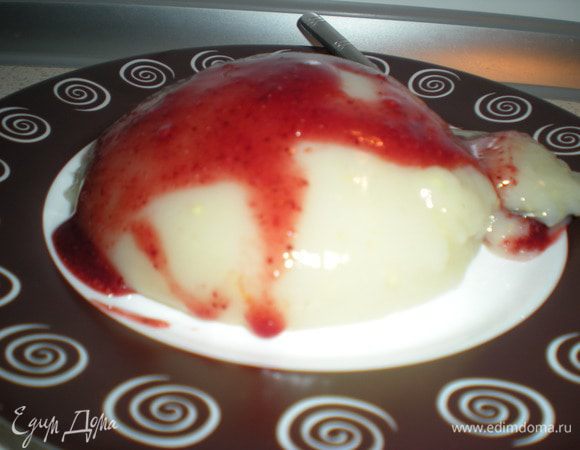 Подавать кисель холодным,выложив его на блюдо и полив любым вареньем... У меня земляника, протертая с сахаром.