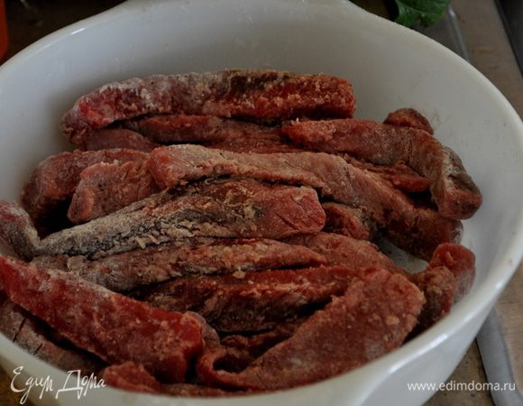 Очищенное от сухожилий мясо нарезать поперек волокон на тонкие ломтики,обвалять в муке.