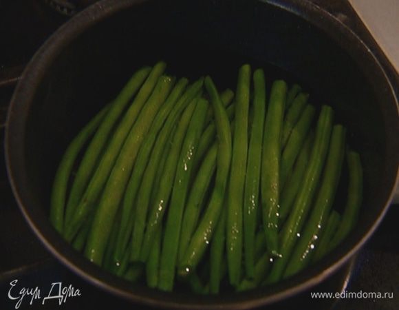 Фасоль залить кипятком и отварить, в конце посолить. Готовую фасоль ненадолго поместить в очень холодную воду, затем просушить бумажным полотенцем.