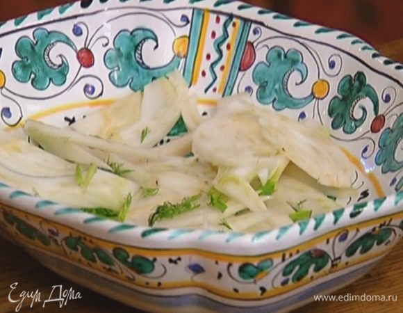 Фенхель нарезать тонкими дольками, верхние зеленые листочки срезать и сохранить.
