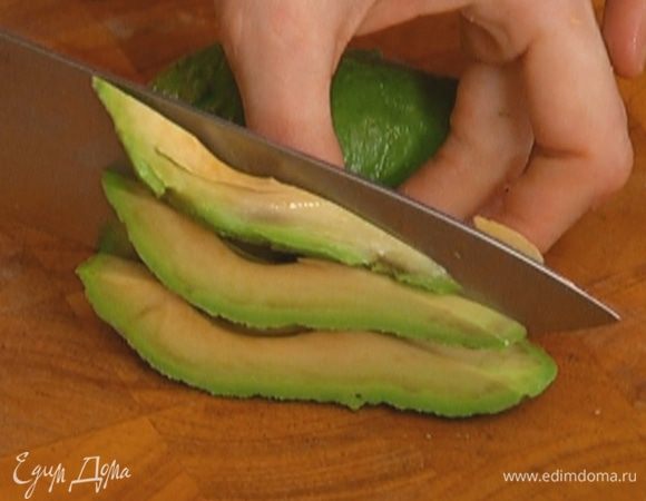 Авокадо очистить от кожуры, удалить косточку и нарезать тонкими дольками.