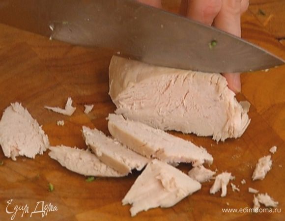 Куриную грудку отварить и порезать небольшими кусочками.