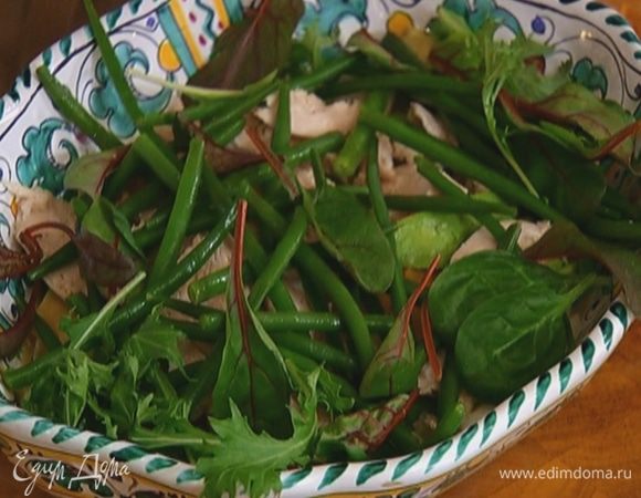 Выложить в салатницу фенхель и срезанные с него листочки, добавить апельсиновую мякоть с соком, авокадо, курицу, фасоль и салатный микс.