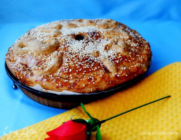 Тесто разделить на две части,и раскатать в форме круга или ,если Вы будете выпекать на противене,то прямоугольной формы.Я выпекала в круглой форме.Форму застелить бумагой для выпечки,аккуратно разложить первую часть теста,выложить начинку и накрыть второй частью теста,защипать края,по середине сделать дырочку,смазать взбитым желтком,посыпать кунжутными семечками и поставить в духовку разогретую до 180-200С,выпекать 45-50 минут,готовность проверить деревянной шпажкой.