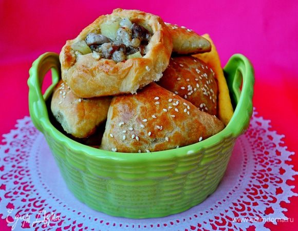 В общем замесила я тесто ещё раз,дала постоять ему в холодильнике,ну а потом налепить пирожков разной формы,противень застелить бумагой ,выложить пирожки,смазать яйцом,посыпать кунжутом и в духовку,разогретую до 200С на 40-45 минут.Приятного аппетита! 