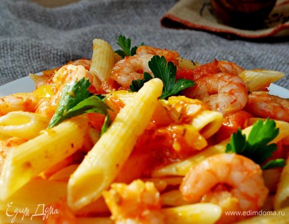 В подогретую тарелку выложить пенне,залить соусом, украсить креветками и листиками петрушки.Приятного аппетита!