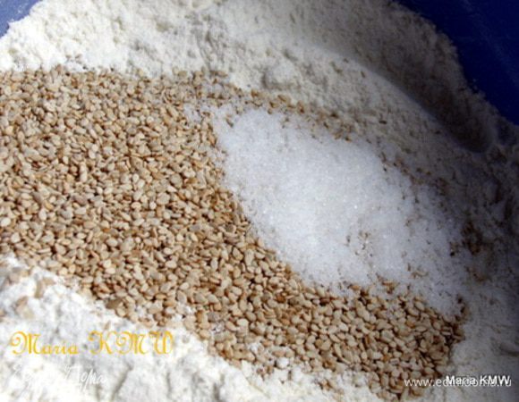 Дрожжи развести в 50 мл теплой воды, дать 5 минут настояться.
Муку просеять, смешать. Добавить соль, кунжут, разведенные дрожжи, кунжутное масло и замесить тесто постепенно подливая 250 мл теплой воды.
Т