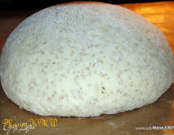 Тщательно вымесить тесто, дать ему 1 час подойти, в теплом месте без сквозняков.
Обмять тесто по-истечении времени, сформировать хлебушек и выложив его на застеленный бумагой для выпечки противень, дать ему еще раз подойти(1 час).