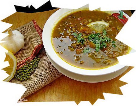 К этому времени маш в супе должен окончательно развариться. Теперь остается добавить в него обжаренные пряности, поварить еще 3-4 минуты и снять кастрюлю с огня.И солим по вкусу.На стол это блюдо подается с мелко нарубленной кинзой и четвертинкой лимона (на порцию).