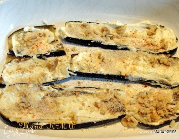 Обжаренные кусочки баклажана выкладываем на бумажное полотенце, даем впитаться лишнему маслу.
Далее выкладываем наши кусочки в форму для запекания, солим, перчим, смазываем сметаной или выкладываем моцареллу. Поверх присыпаем орехами, сухарями. 