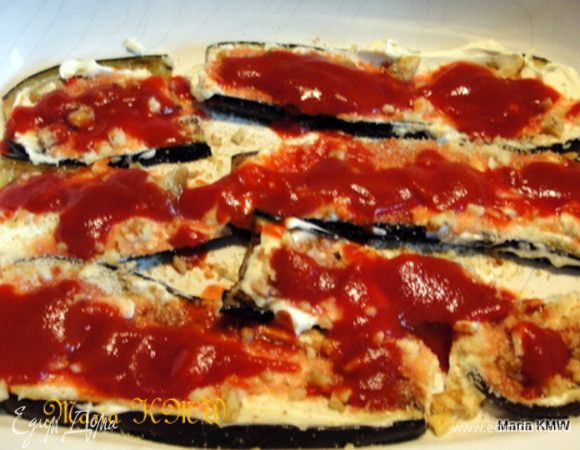 Поливаем пассированными томатами, приправляем травами. Укладываем следующий слой. У меня получилось три слоя, с цукини и баклажанами.