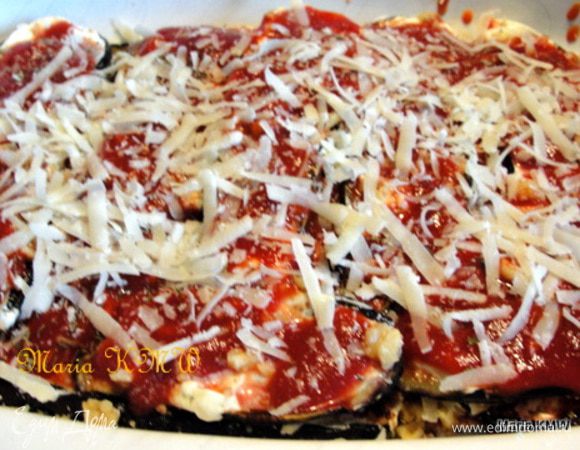 Верхний слой присыпаем травками и пармезаном. Запекаем в разогретой духовке при 200С, 30 минут.