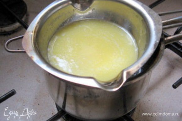 Растопить масло на водяной бане. Масло не должно быть горячим и не должно кипеть.