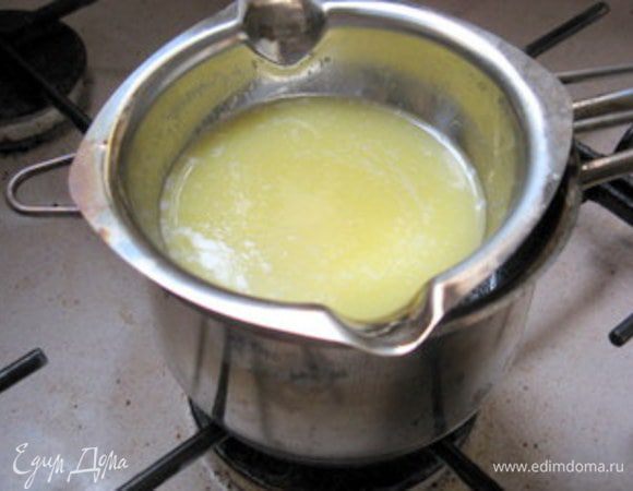 Растопить масло на водяной бане. Масло не должно быть горячим и не должно кипеть.