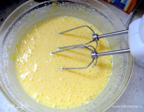 Взбивать яйца с сахаром, пока они не посветлеют и не превратятся в пену.