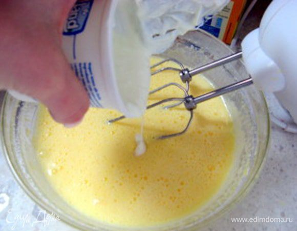 Добавить масло и йогурт.

