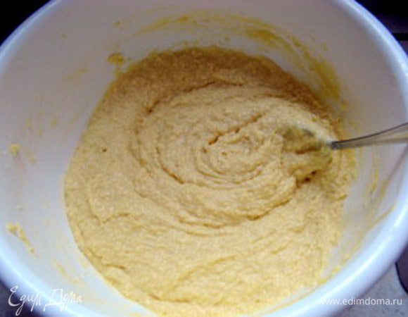 Соединить сухие ингредиенты с яичной массой. Хорошо перемешать. Тесто получается густым.
