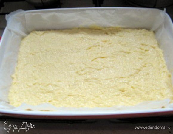 Форму для выпечки застелить пергаментом. Выпекать при 180°  около 30 минут.