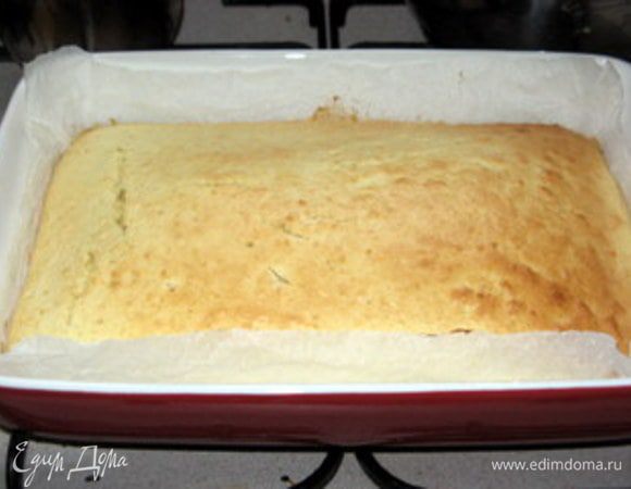 Достать и охладить. Разрезать вдоль пополам и пропитать нижний корж кокосовым ликёром.
