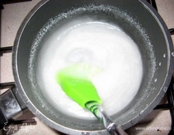 Приготовить глазурь. В сотейнике растворить сахар в 160 мл воды. На среднем огне уварить до получения густого сиропа.Слегка остудить.