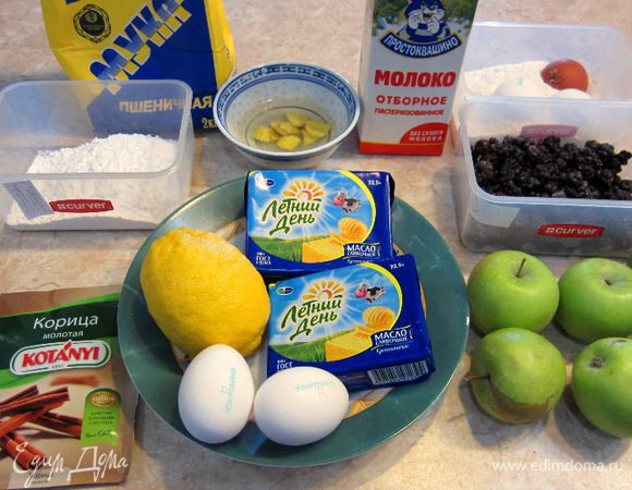 Пирог замечательно стыкуется с заварным кремом, но его вполне можно заменить на сметану с сахаром.