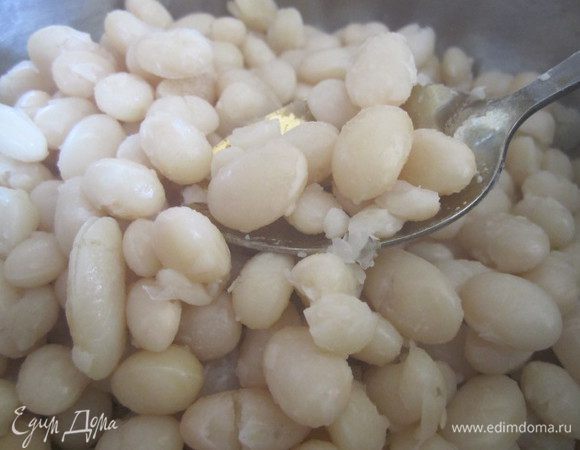 1 стакан фасоли (у меня белая) замочить на 2-3 часа, но в идеале на ночь, отварить, воду не выливать.