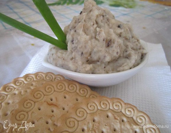 На сковороде обжарить лук-(1 средний) на растительном масле. и добавить грибы -100 г, посолить поперчить... 
в блендере фасоль измельчить до пюреобразного состояния... добавить зажарку и ещё раз все хорошо перемешать, смотрите по состоянию, какая консистенция вам больше всего нравится...если не хватает жидкости, как раз водичку от фасоли можно добавить...
