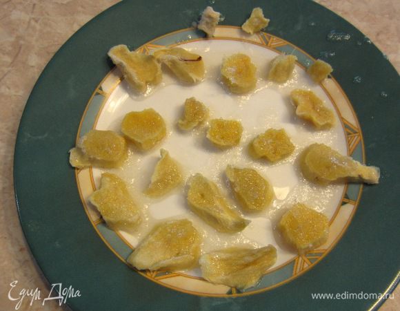 Необходимо заранее приготовить имбирь. Для этого почистите его и порежьте на диски, а затем диски на два или четыре кусочка. Посыпьте сахаром (не учтен в ингредиентах) и оставьте на ночь. Сироп потом тоже будет использоваться. Нарежьте имбирь соломкой.