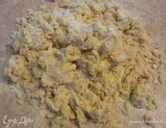 Добавьте нарезанное маленькими кубиками хорошо охлажденное сливочное масло. Энергично перетрите муку с маслом, чтобы образовались "крошки". У меня очень горячие руки и мне очень тяжело правильно это сделать. Охлаждайте периодически руки в ледяной воде. Самое главное - не переусердствовать и делать все очень быстро, иначе тесто получится эластичное и его можно будет выбросить. Добавьте яйца и молоко и осторожно перемешайте.