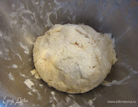 Скатайте тесто наподобие шара и уберите в холодильник, накрытым пленкой минимум на пол часа.