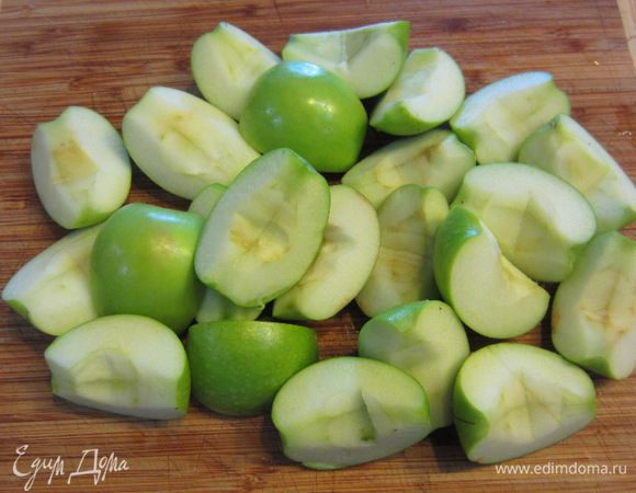 Тем временем готовим начинку. Разрежьте яблоки на сегменты. У меня яблоки были маленькие, поэтому я разрезал на четыре части. Удалите семена и коробочки, чтобы не попадались твердые части. Кожуру можете оставить - кто как любит.