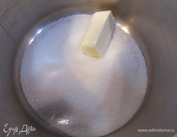 Положите в кастрюлю сахар и 50 грамм масла. Поставьте кастрюлю на средний огонь.