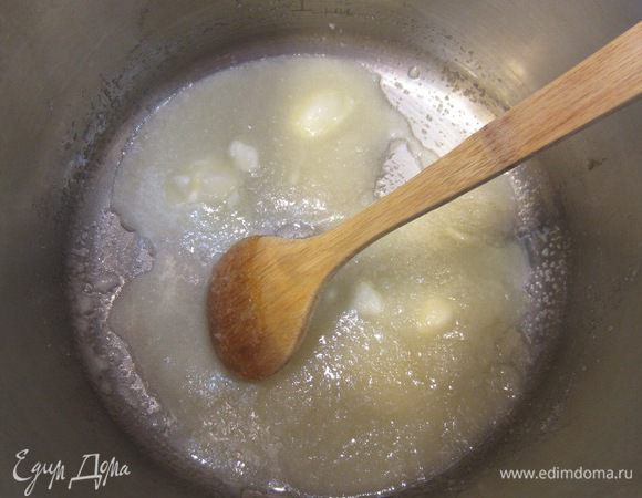 Растопите масло, перемешивая смесь.