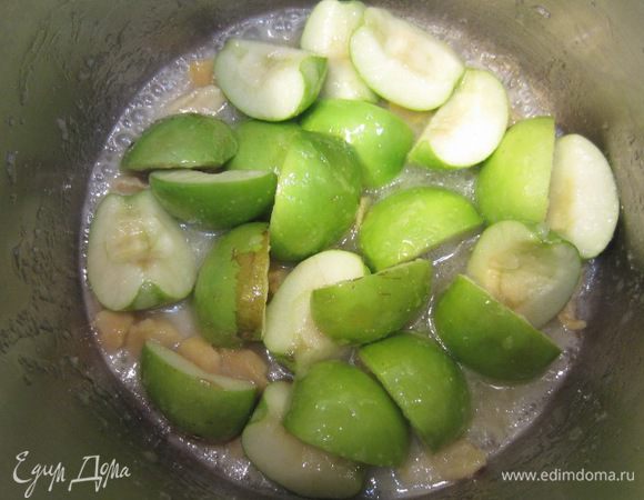 Выложите в кастрюлю засахаренный имбирь вместе с сиропом и яблоки. Перемешайте, доведите до кипения. Уменьшите огонь и варите под крышкой в течение 10-15 минут, периодически помешивая.